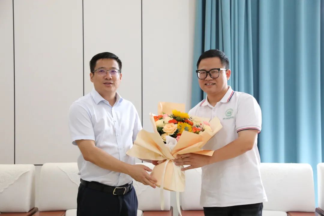 情系教师节慰问暖人心田阳区委副书记区长曾维康慰问我校教师